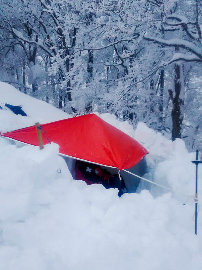 雪穴の上に被せれば屋根代わりに